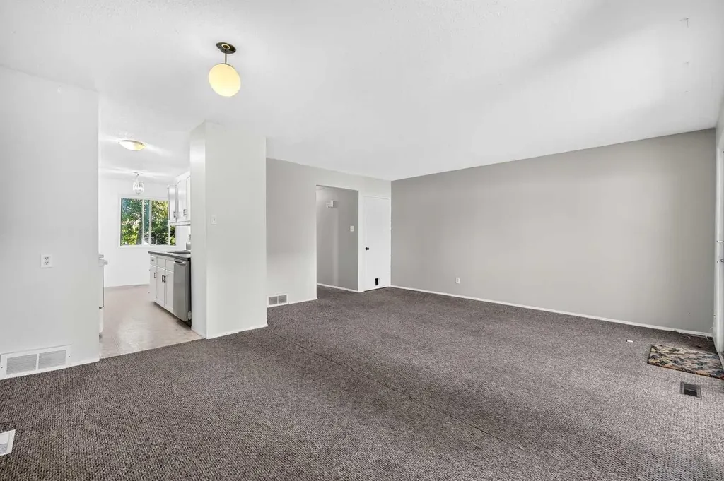 210 86 Avenue SE Calgary AB T2H 1N6
