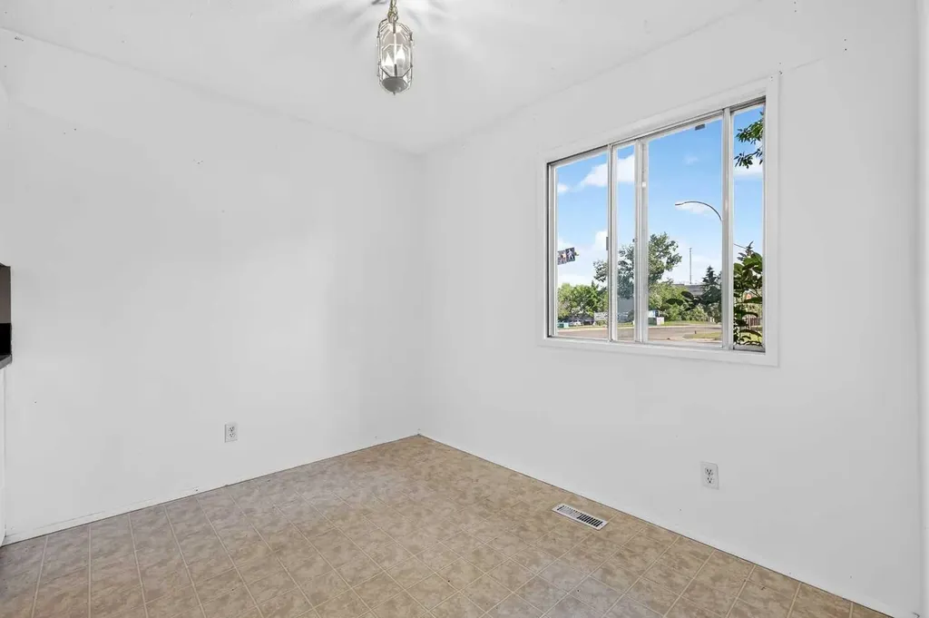 210 86 Avenue SE Calgary AB T2H 1N6