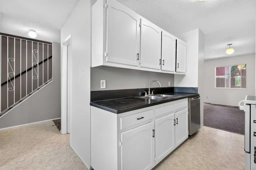 210 86 Avenue SE Calgary AB T2H 1N6
