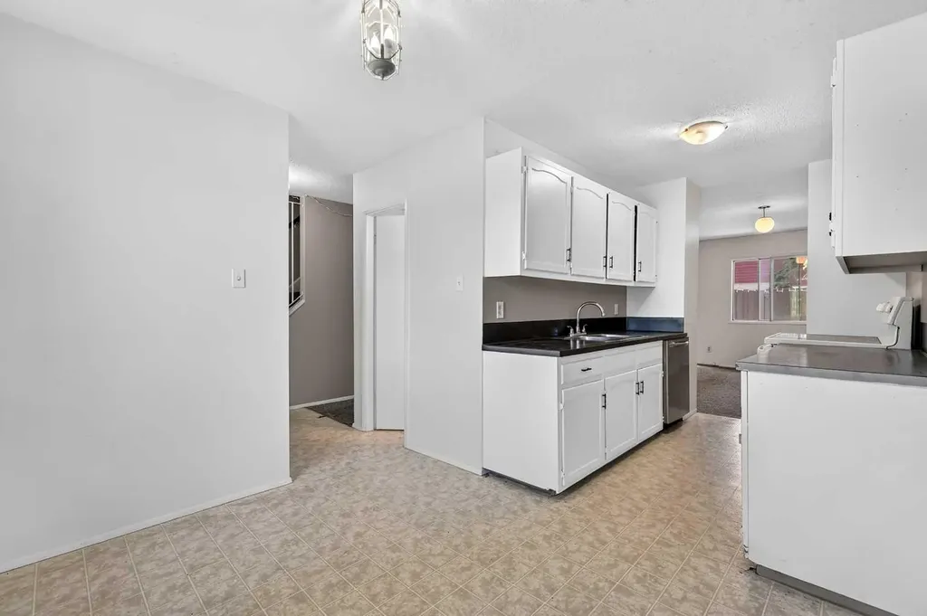 210 86 Avenue SE Calgary AB T2H 1N6