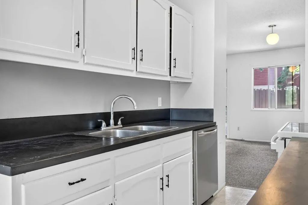 210 86 Avenue SE Calgary AB T2H 1N6