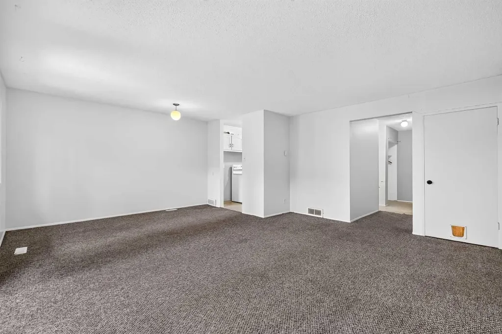 210 86 Avenue SE Calgary AB T2H 1N6