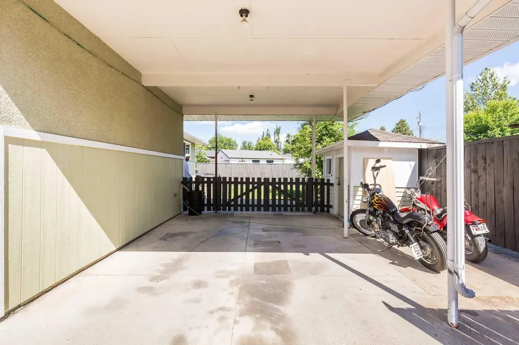 3008 11 Avenue S Lethbridge AB T1K 0L8