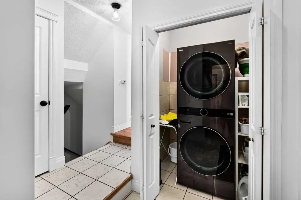 165 Strathlea Place SW Calgary AB T3H 4T5