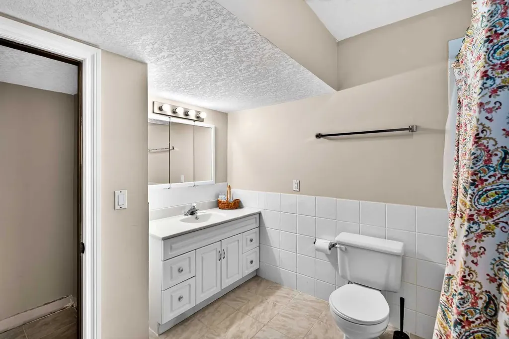 165 Strathlea Place SW Calgary AB T3H 4T5
