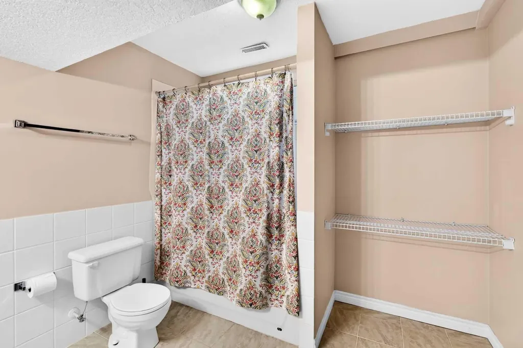 165 Strathlea Place SW Calgary AB T3H 4T5