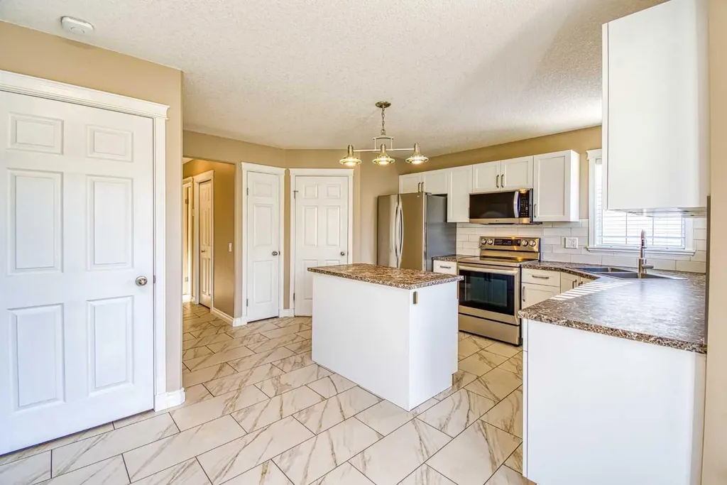 631 6a Street Beaverlodge AB T0H 0C0