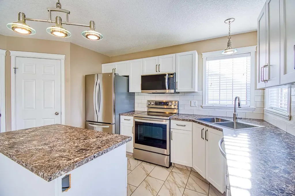 631 6a Street Beaverlodge AB T0H 0C0