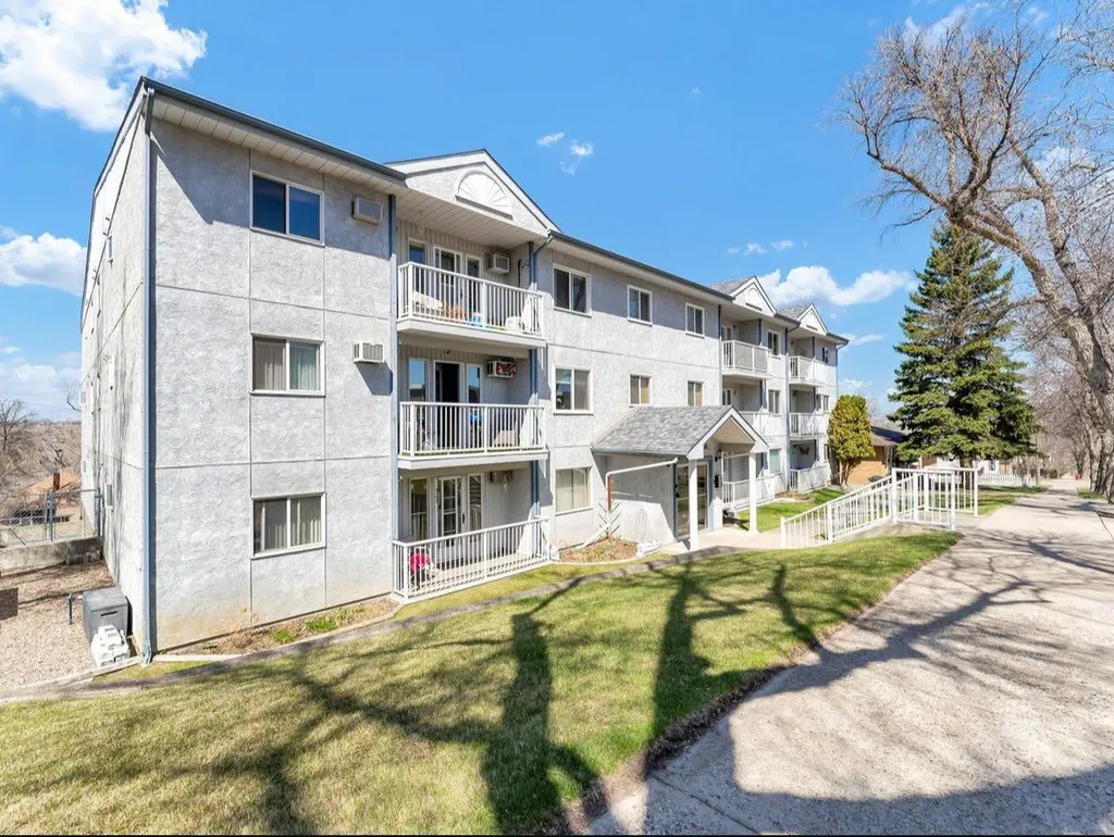 252 4 Street SE Medicine Hat AB T1A0K1