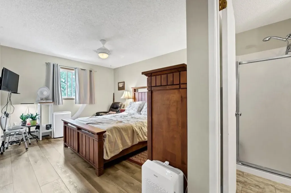 252 4 Street SE Medicine Hat AB T1A0K1
