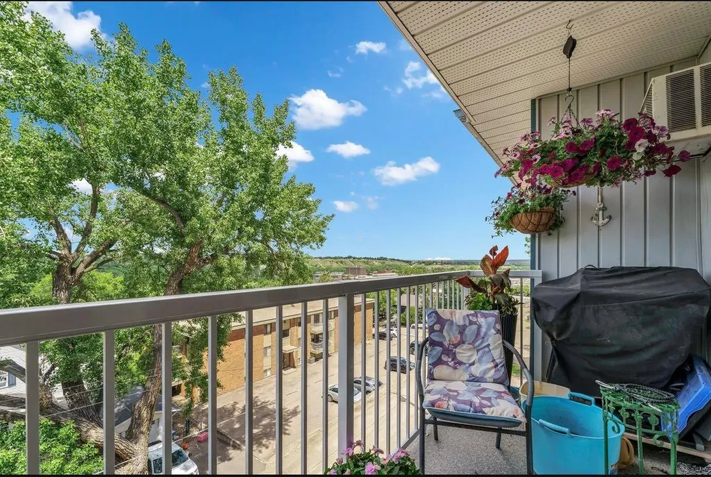 252 4 Street SE Medicine Hat AB T1A0K1