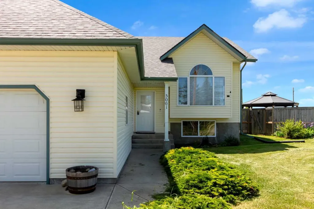 5061 48 Avenue Stavely AB T0L 1Z0