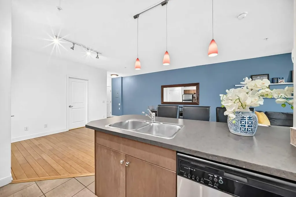 328 21 Avenue SW Calgary AB T2S 0G8