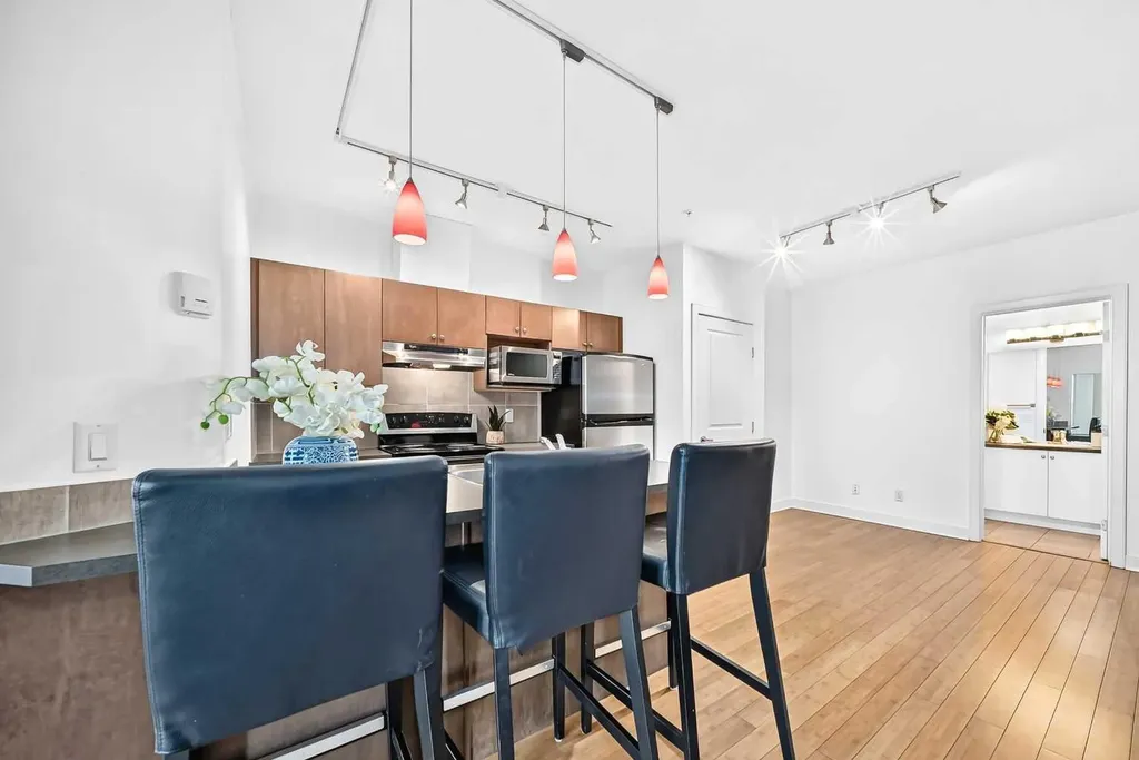 328 21 Avenue SW Calgary AB T2S 0G8