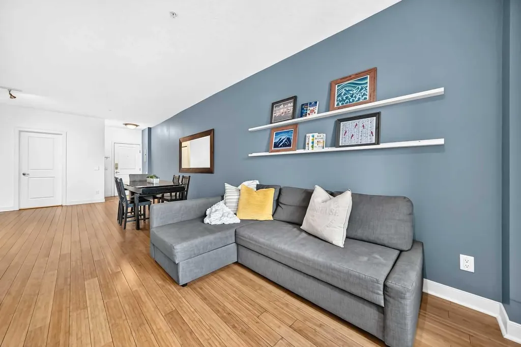 328 21 Avenue SW Calgary AB T2S 0G8