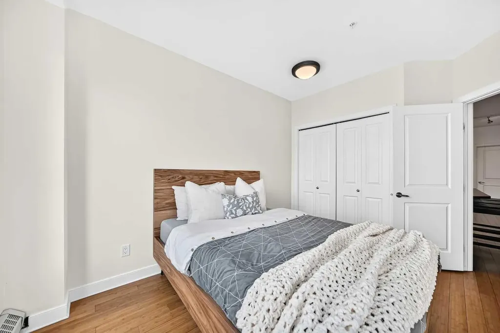 328 21 Avenue SW Calgary AB T2S 0G8