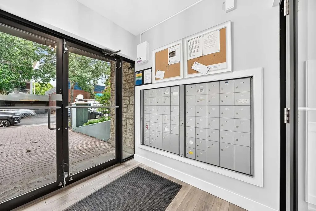328 21 Avenue SW Calgary AB T2S 0G8