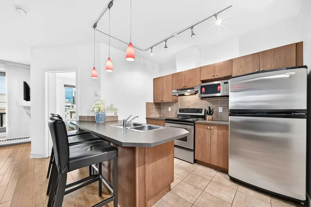 328 21 Avenue SW Calgary AB T2S 0G8