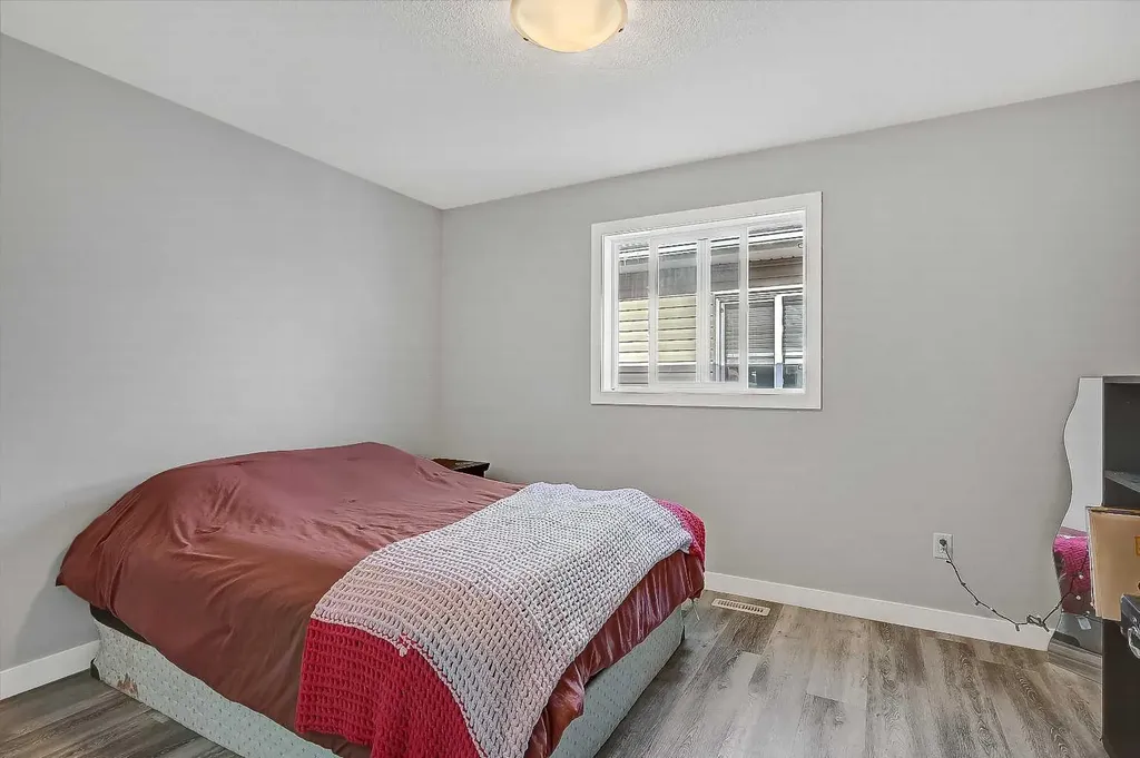 9505 113 Avenue Clairmont AB T8X0T2
