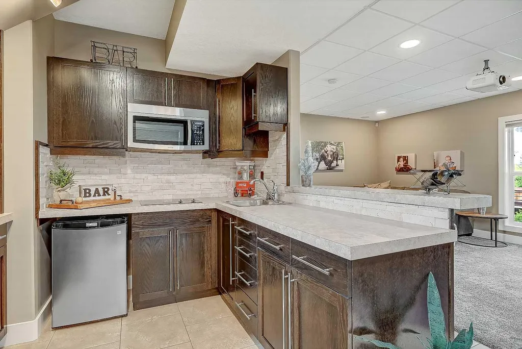 7017 85 Street Grande Prairie AB T8X 0J3