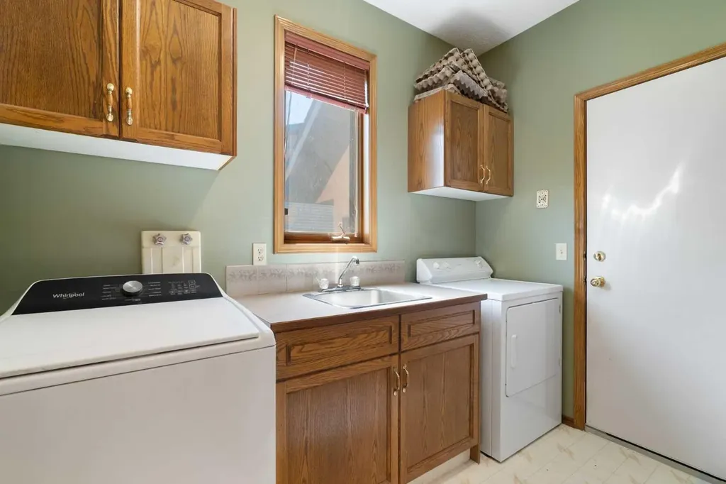 210 Mckinnon Drive Carseland AB T0J 0M0