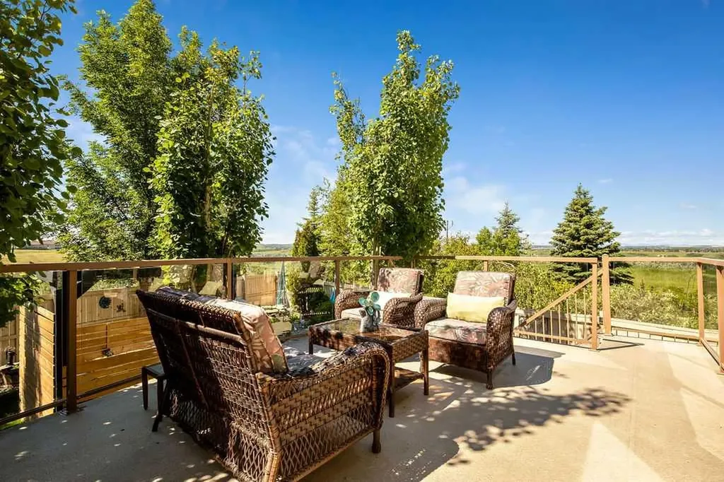 66 Mt Gibraltar Heights SE Calgary AB T2Z 3R3