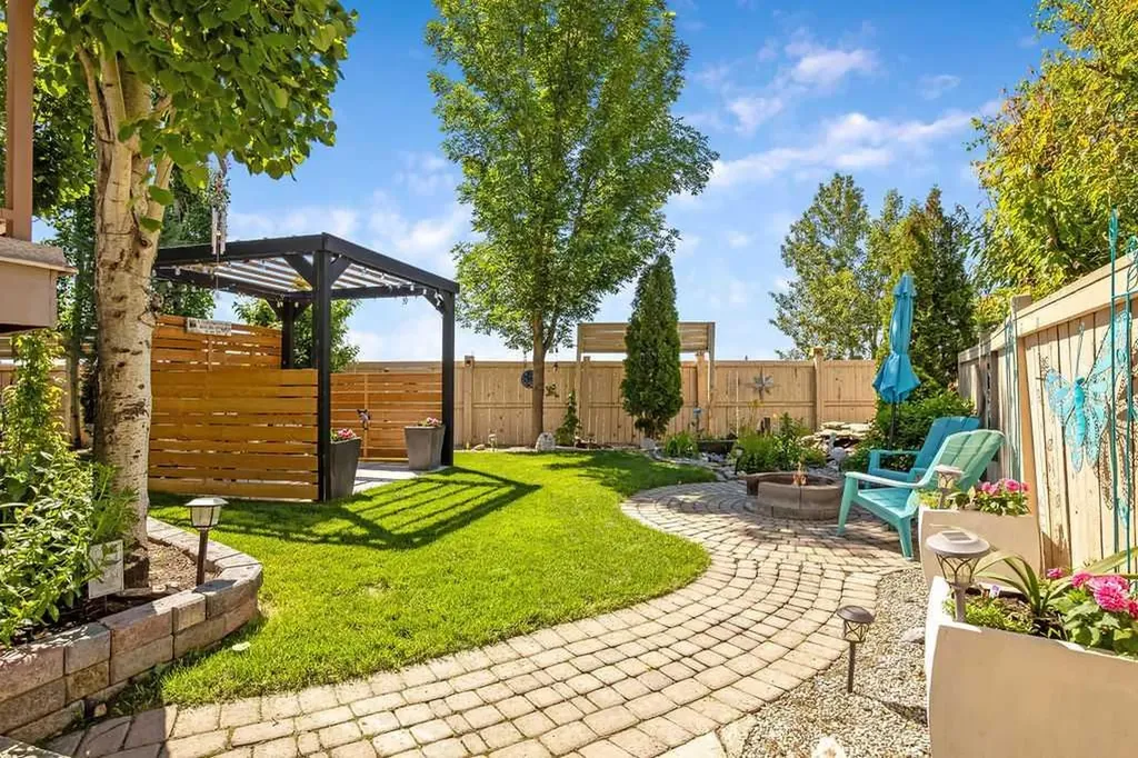 66 Mt Gibraltar Heights SE Calgary AB T2Z 3R3