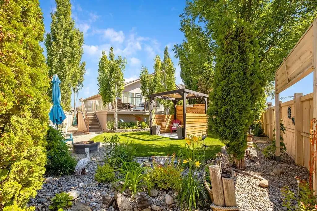 66 Mt Gibraltar Heights SE Calgary AB T2Z 3R3
