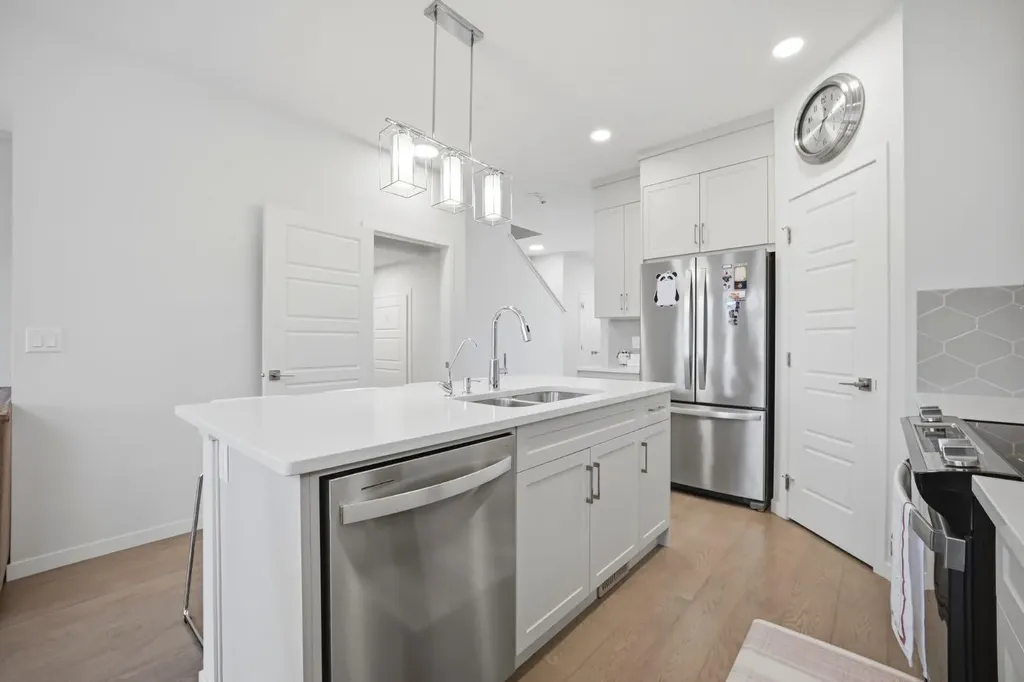 908 West Lakeview Drive Chestermere AB T1X 2N3