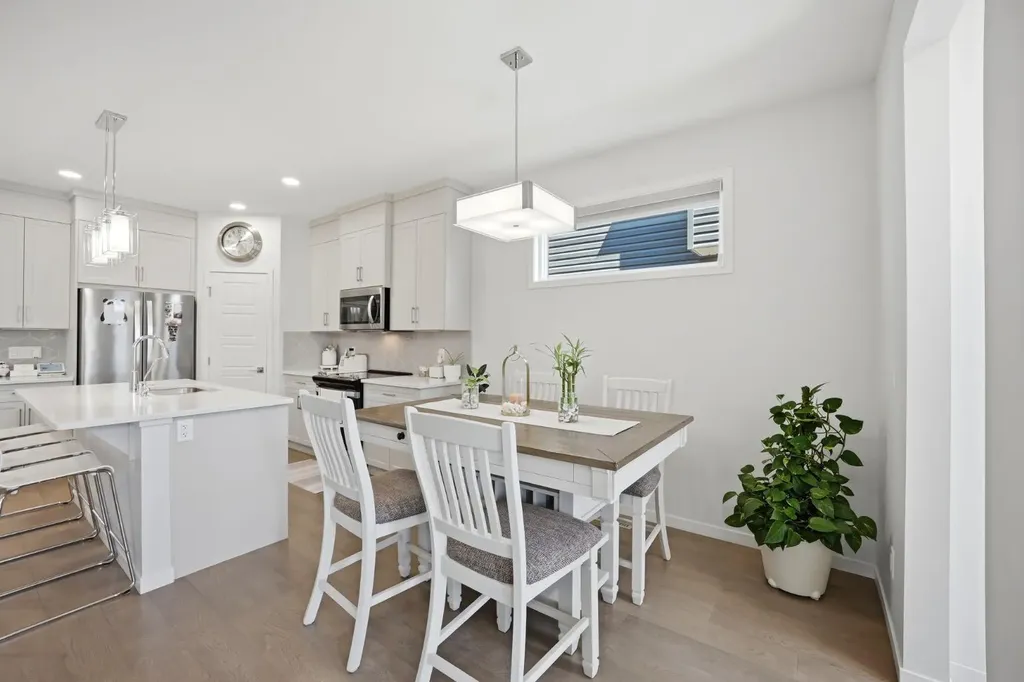 908 West Lakeview Drive Chestermere AB T1X 2N3