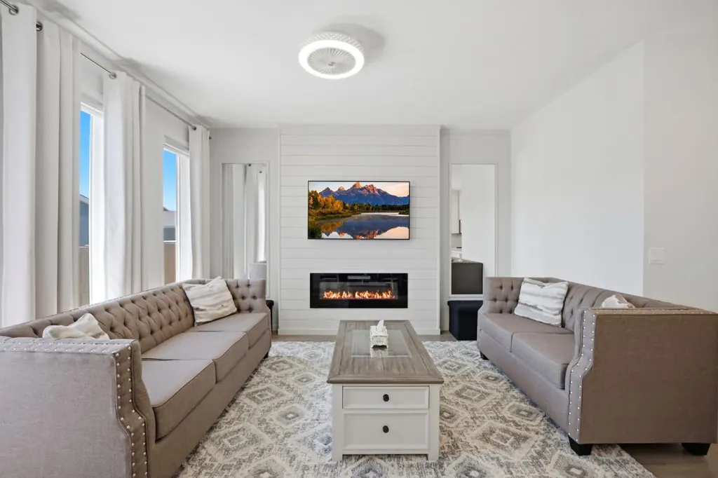 908 West Lakeview Drive Chestermere AB T1X 2N3