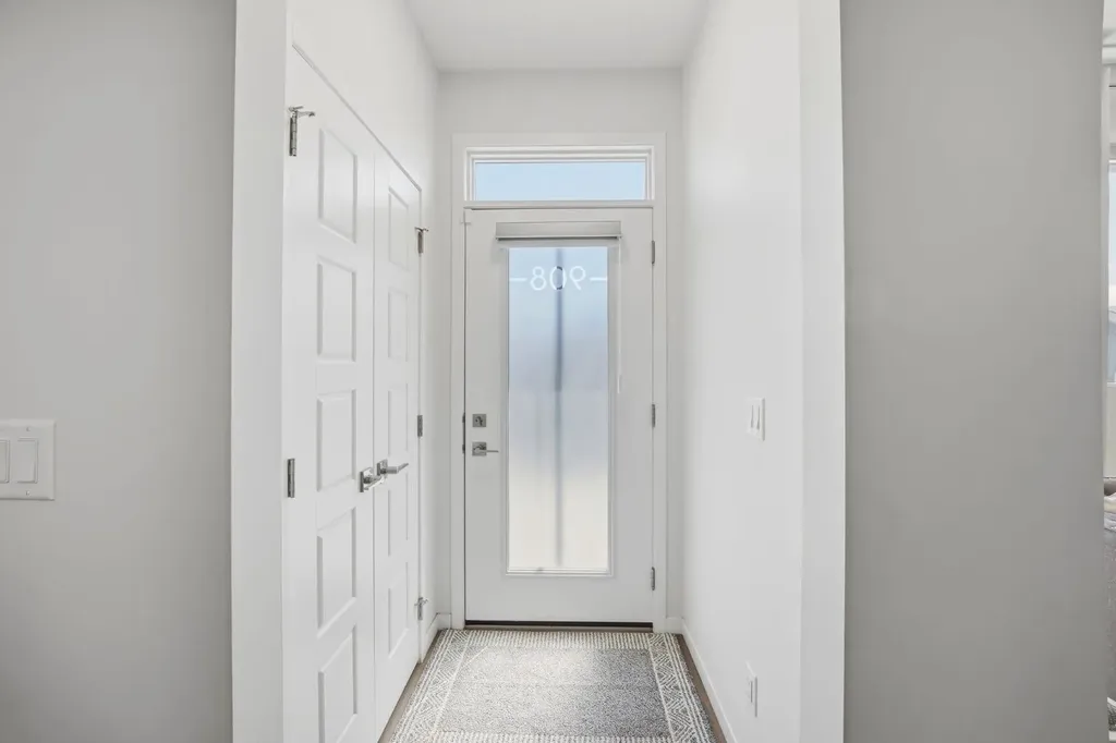 908 West Lakeview Drive Chestermere AB T1X 2N3