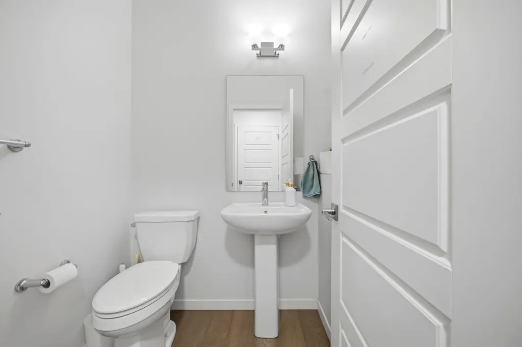 908 West Lakeview Drive Chestermere AB T1X 2N3