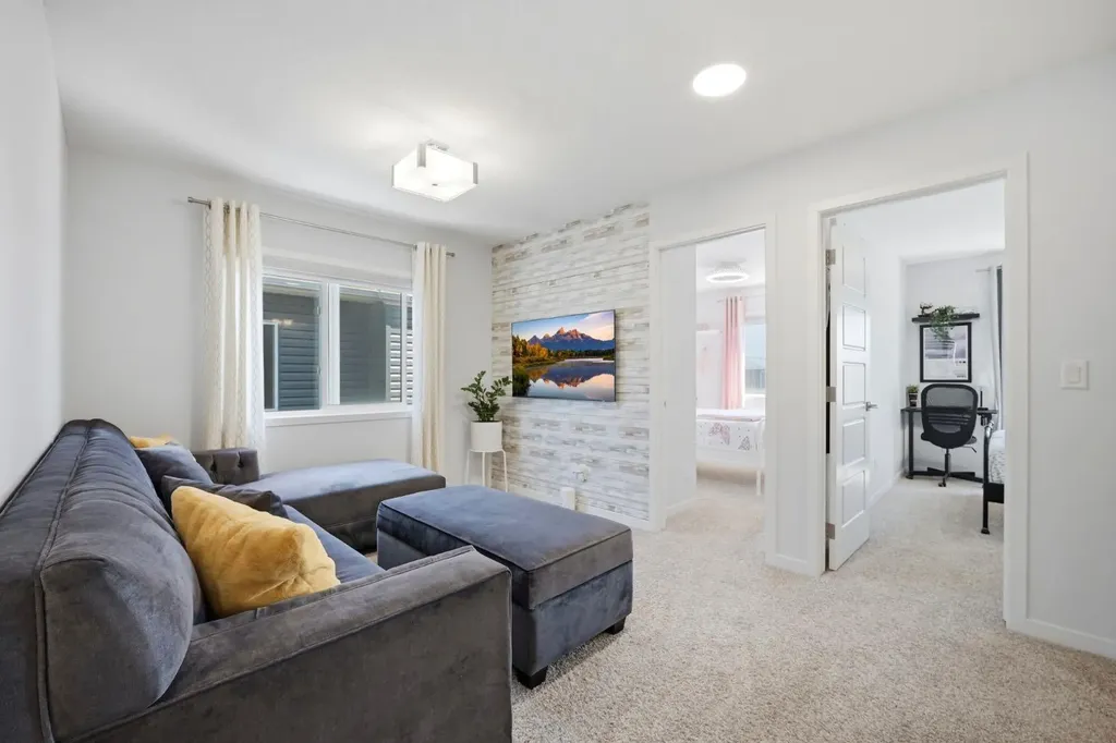 908 West Lakeview Drive Chestermere AB T1X 2N3