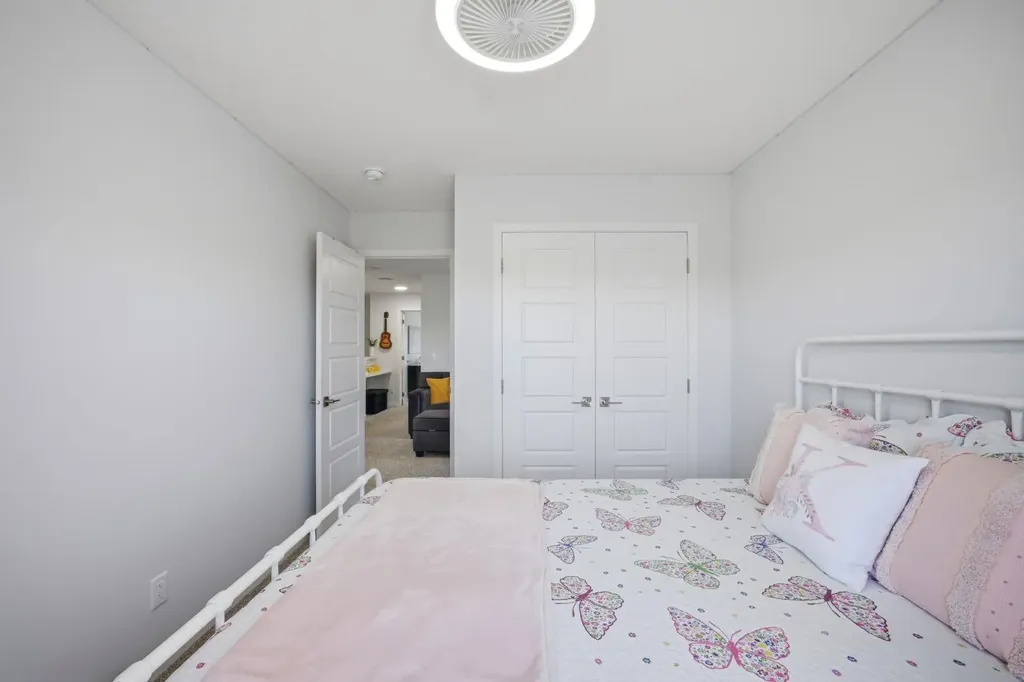 908 West Lakeview Drive Chestermere AB T1X 2N3