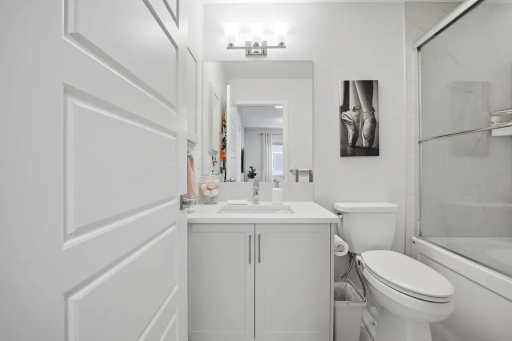 908 West Lakeview Drive Chestermere AB T1X 2N3