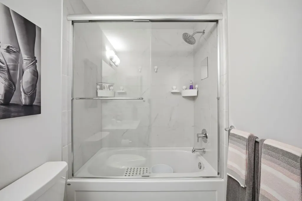 908 West Lakeview Drive Chestermere AB T1X 2N3