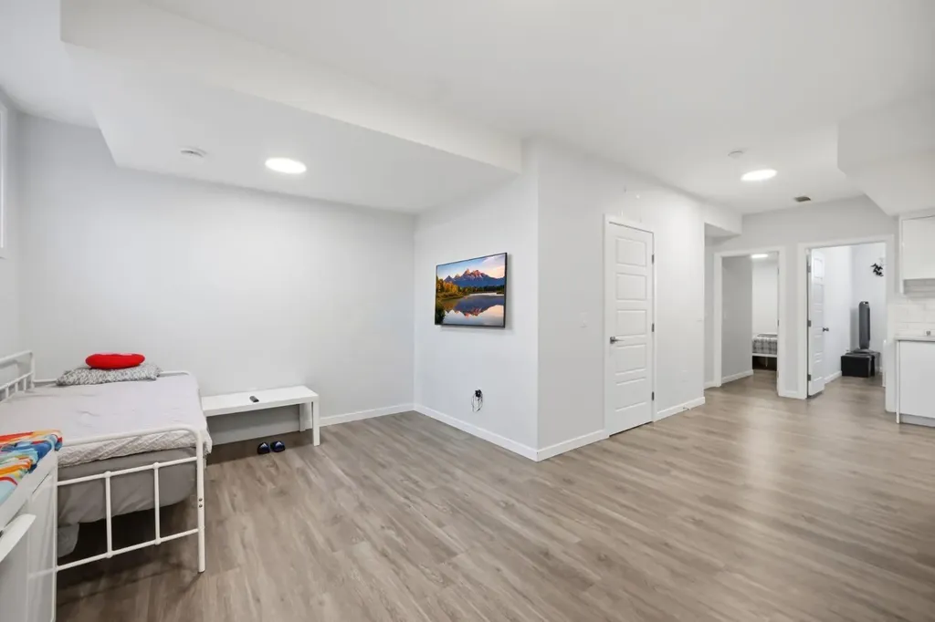 908 West Lakeview Drive Chestermere AB T1X 2N3