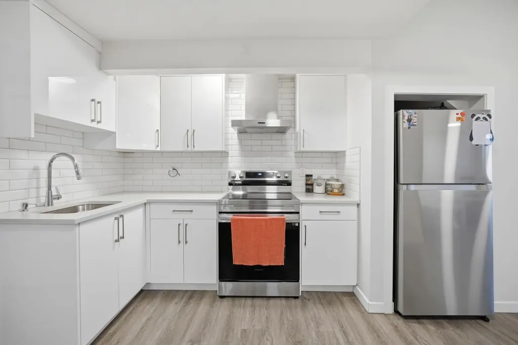 908 West Lakeview Drive Chestermere AB T1X 2N3