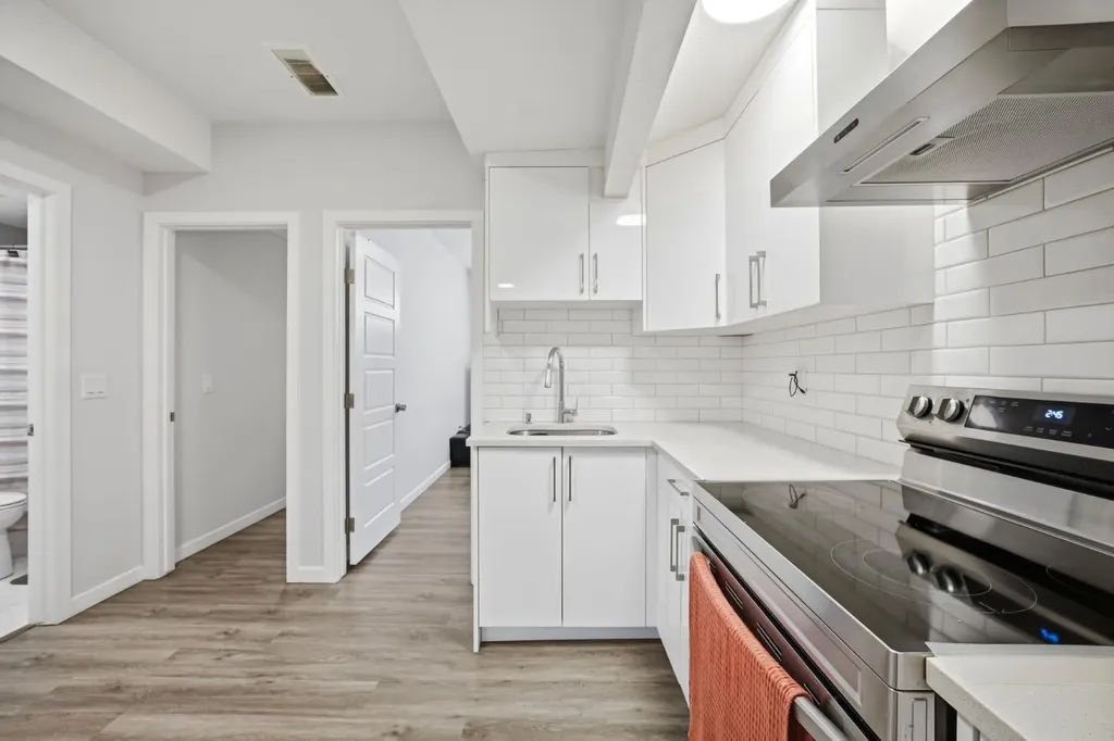 908 West Lakeview Drive Chestermere AB T1X 2N3