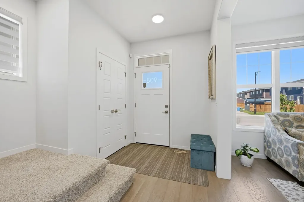 908 West Lakeview Drive Chestermere AB T1X 2N3