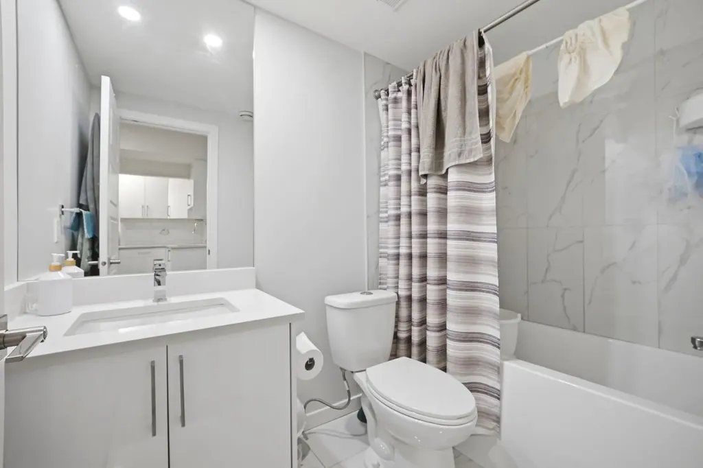 908 West Lakeview Drive Chestermere AB T1X 2N3
