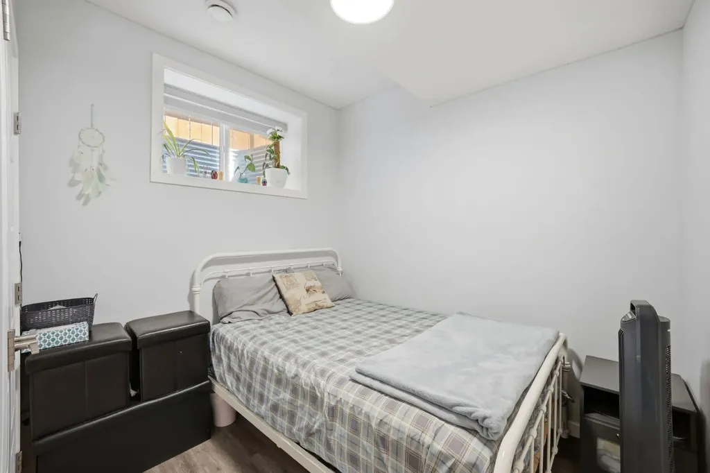 908 West Lakeview Drive Chestermere AB T1X 2N3