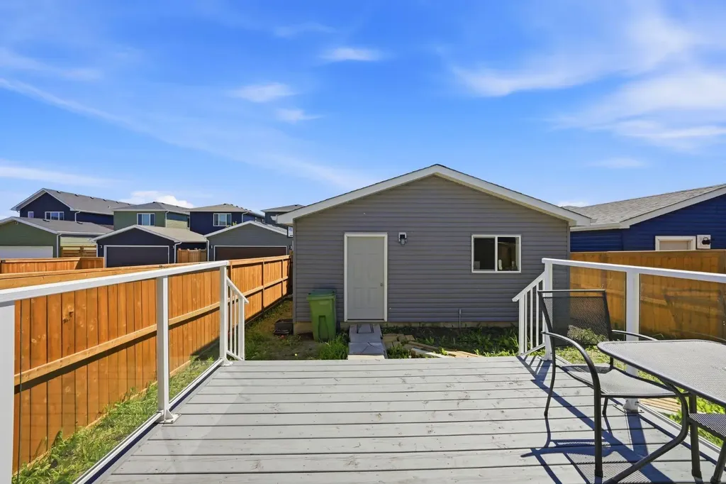 908 West Lakeview Drive Chestermere AB T1X 2N3