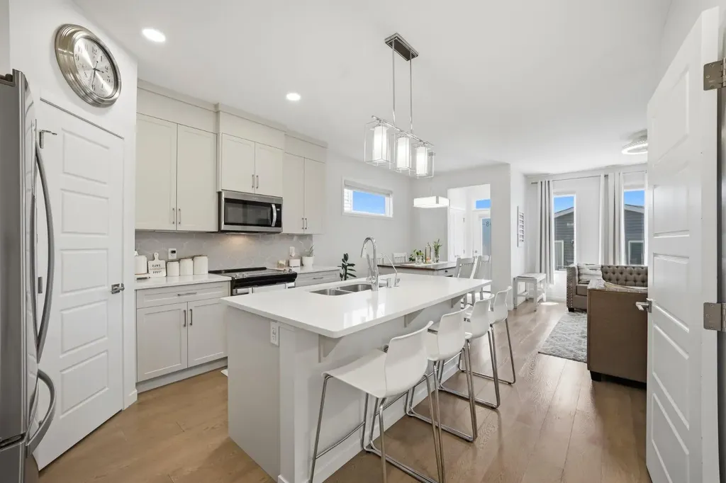 908 West Lakeview Drive Chestermere AB T1X 2N3