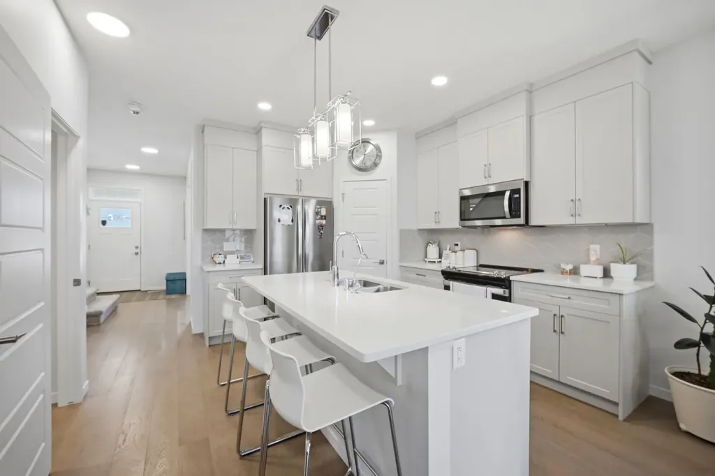 908 West Lakeview Drive Chestermere AB T1X 2N3