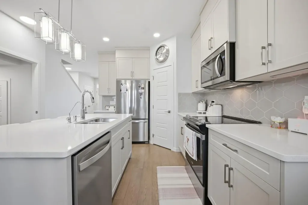 908 West Lakeview Drive Chestermere AB T1X 2N3