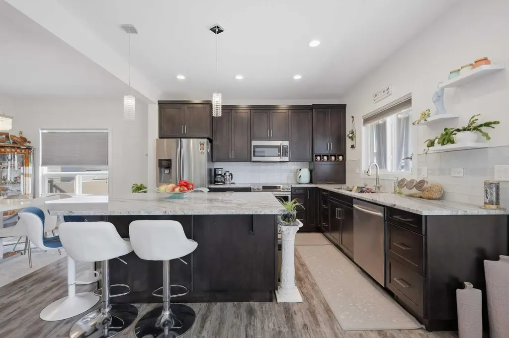44 Cole Way Sylvan Lake AB T4S 0L5
