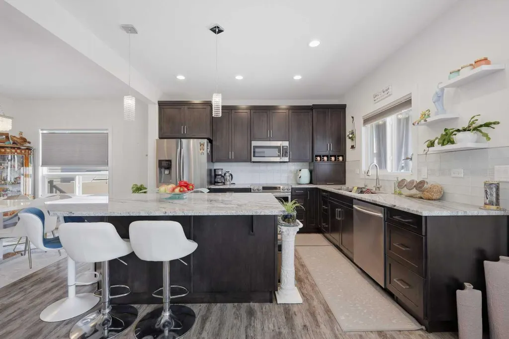 44 Cole Way Sylvan Lake AB T4S 0L5