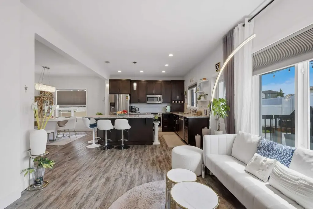 44 Cole Way Sylvan Lake AB T4S 0L5